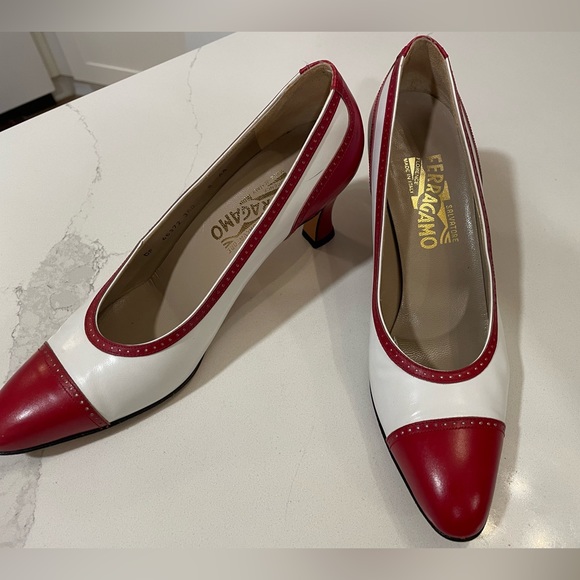 Vintage Salvatore Ferragamo Pumps. Size 8 AA. - Picture 1 of 6
